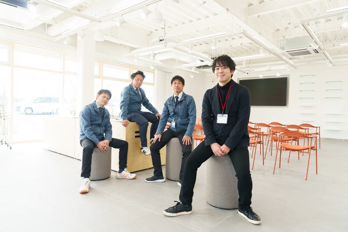 明るいオフィスで撮影する企業チーム