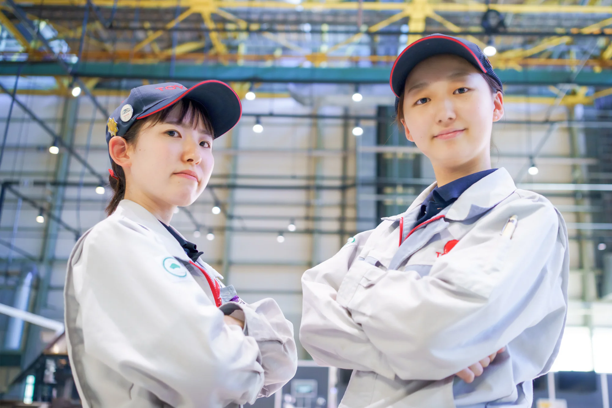 工場で働く若手社員2名を撮影した写真